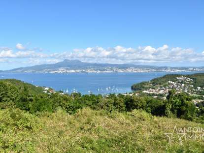 Terrain constructible  de  2 lots avec vue panoramique exceptionnelle sur la Baie de Fort de France