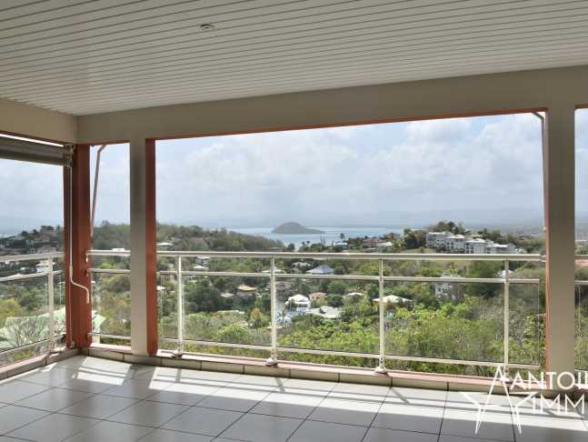 Appartement F4 avec garage et cave - vue mer et mornes exceptionelle