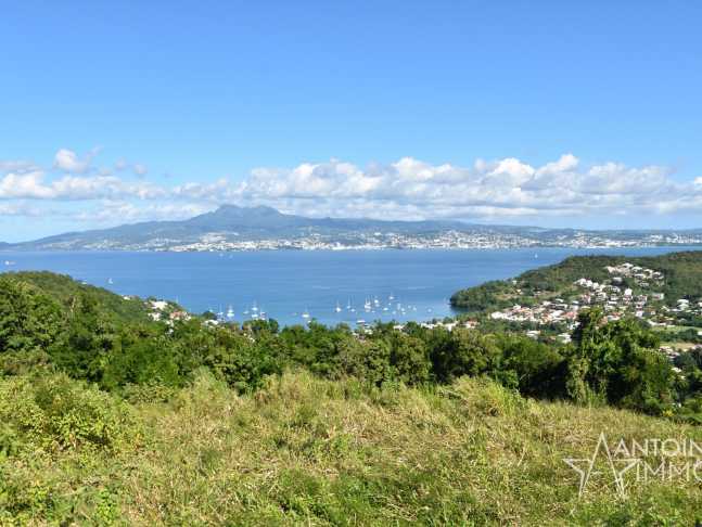 Terrain constructible  de  2 lots avec vue panoramique exceptionnelle sur la Baie de Fort de France