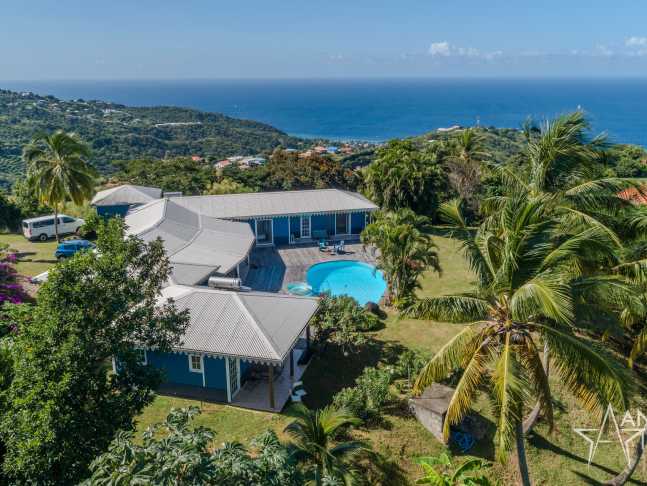 VILLA DE PLAIN- PIED – VUE PANORAMIQUE SUR MER ET MONTAGNE PELEE.  -  960 000.   €
