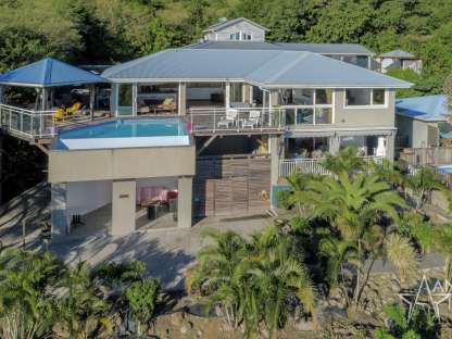 EXCLUSIVITE  - UNE VILLA – UN BUNGALOW – UN T3  - 2 PISCINES.      1 265 000  €