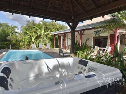 Villa T 5   avec piscine et jacuzzi  – Bungalow indépendant avec jacuzzi
